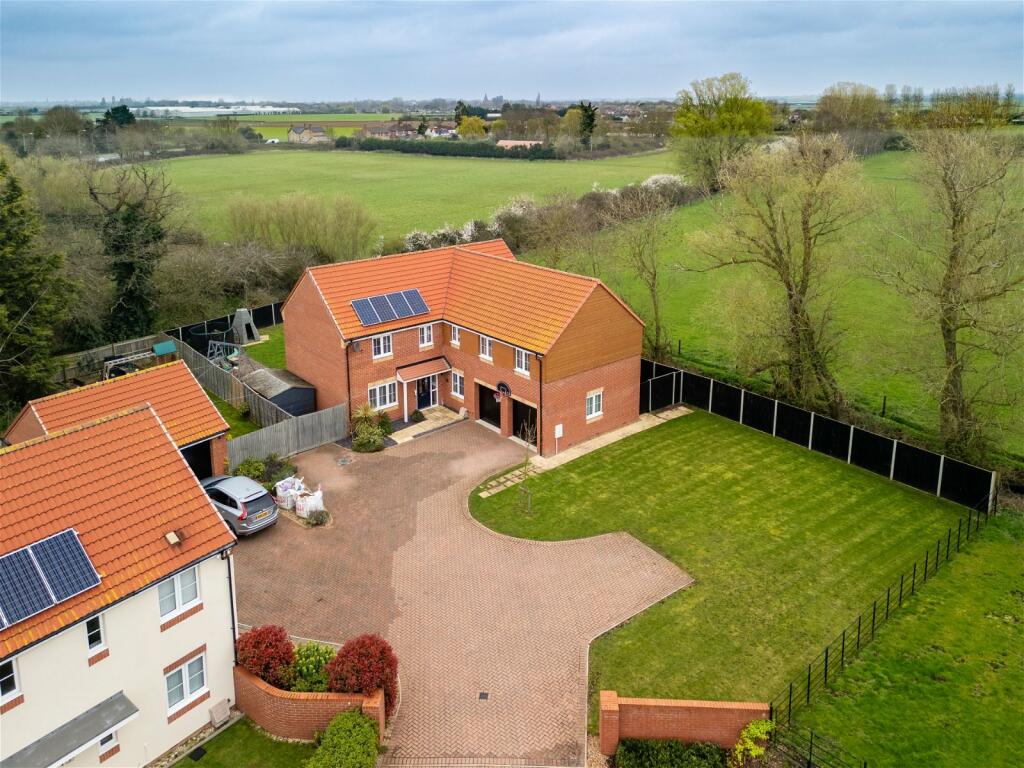 5 bedroom detached house for sale in Woodside Close, Doddington, March
