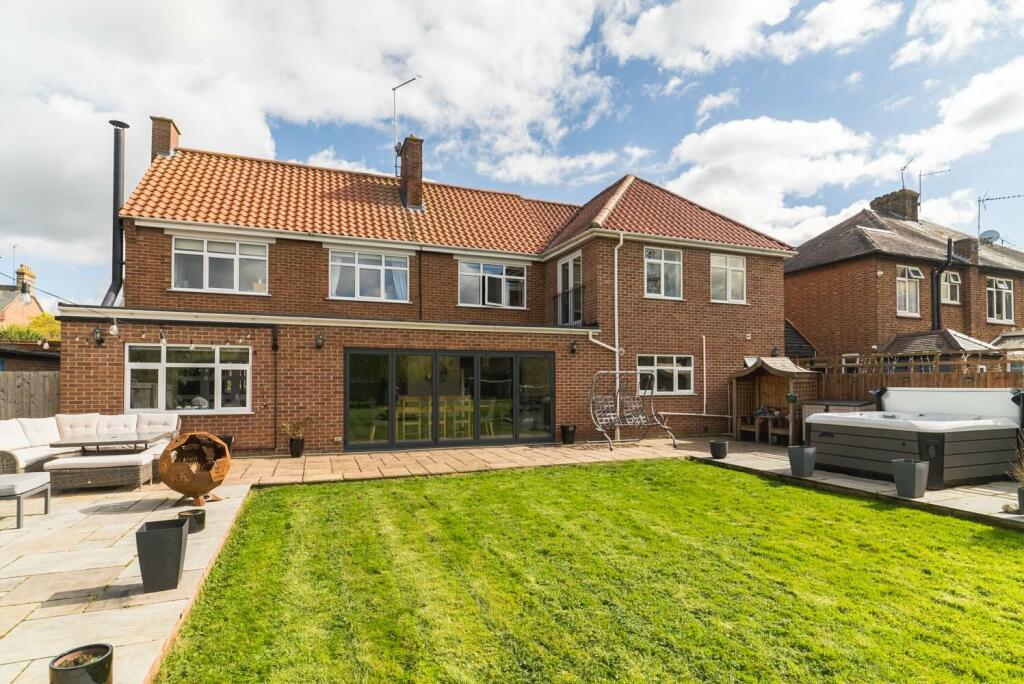 5 bedroom detached house for sale in Queens Road, Wisbech