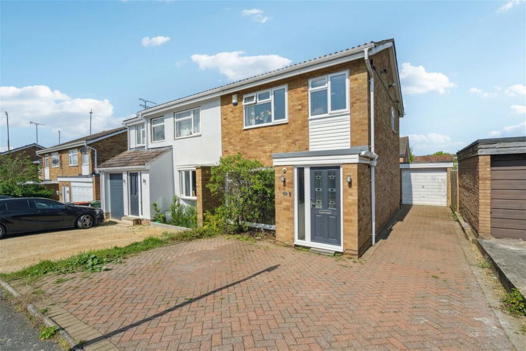 3 bedroom semidetached house for sale in Burges Close, Dunstable, LU6