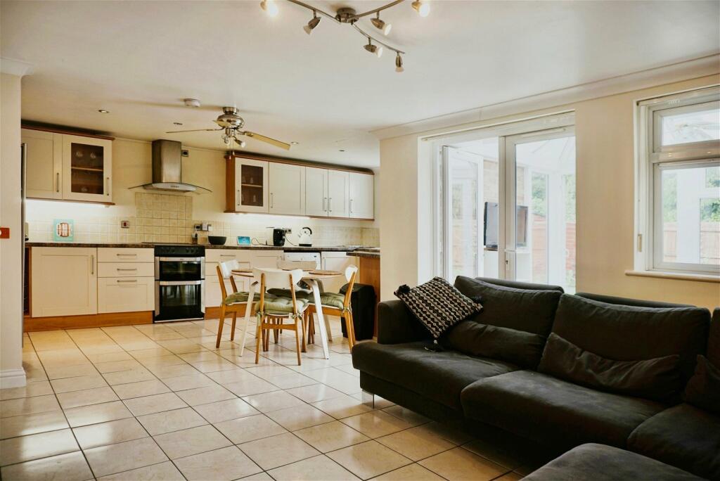 3 bedroom semidetached bungalow for sale in Parsonage Close, Burwell