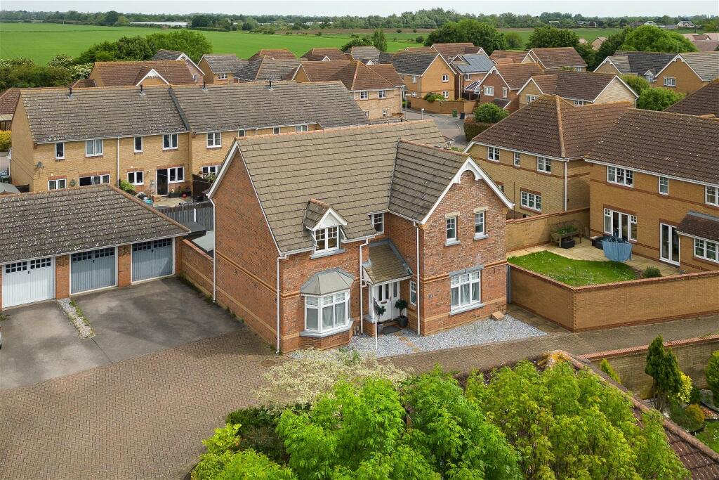 4 bedroom detached house for sale in Pitfield Close, Fenstanton