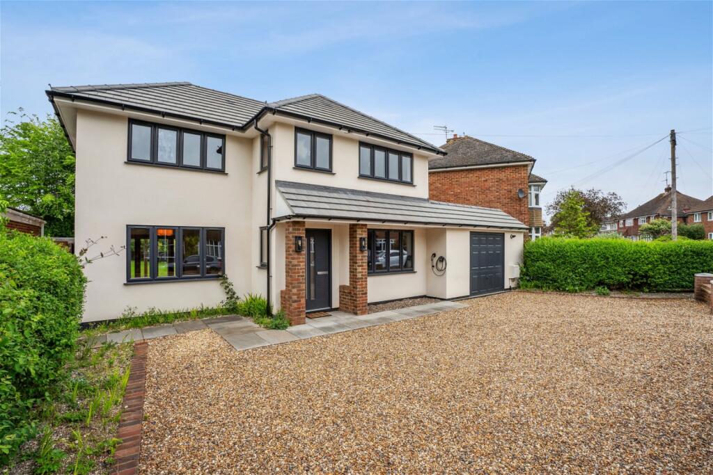 4 bedroom detached house for sale in Coombe Drive, Dunstable, LU6 2AE, LU6