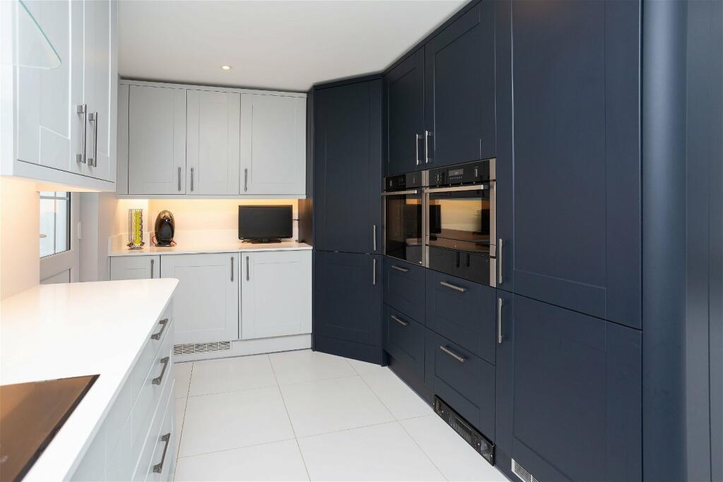 4 bedroom detached house for sale in Kingsmead, St. Albans, AL4 9JG, AL4