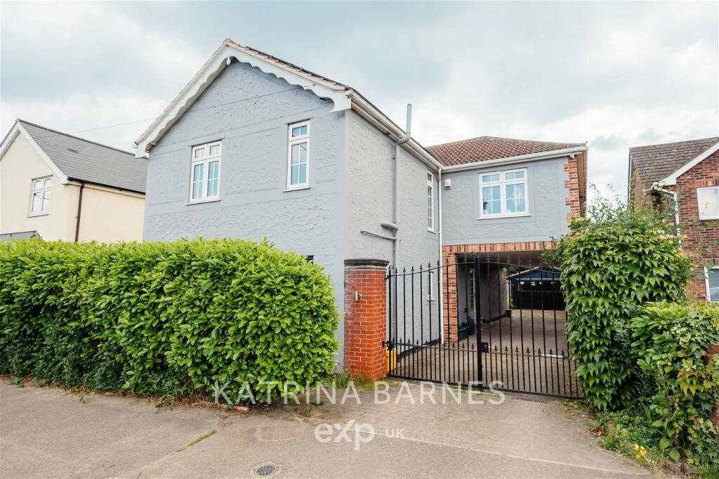 5 bedroom detached house for sale in London Road, Marks Tey, Colchester