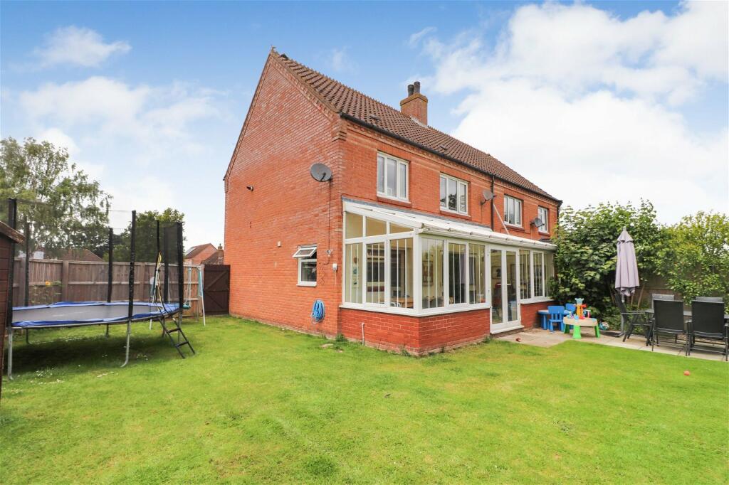 3 bedroom semidetached house for sale in Flowerdew Close, Hethersett