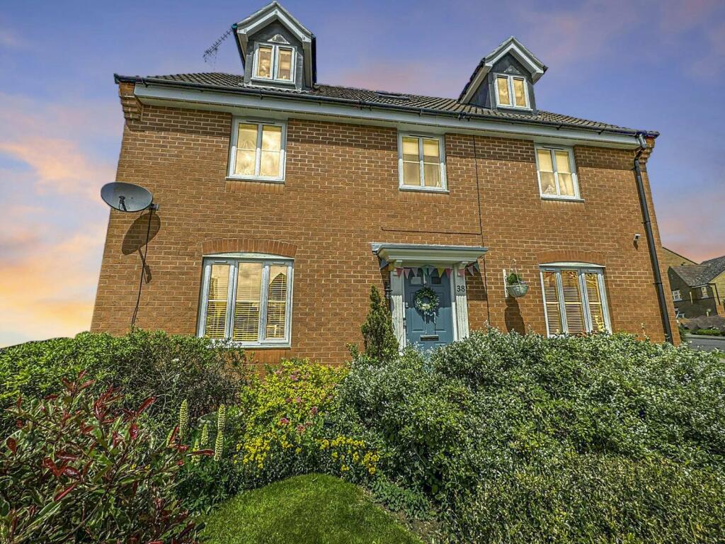 5 bedroom detached house for sale in Sunningdale Drive, Rushden, NN10