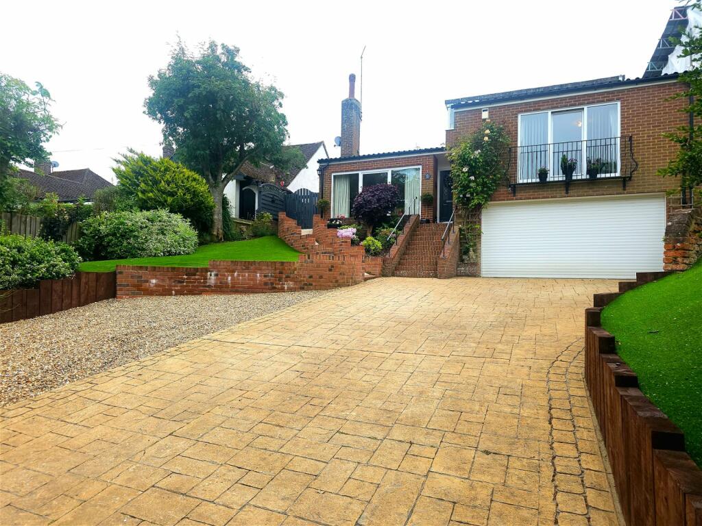 4 bedroom detached house for sale in Codicote Road, Whitwell, Hitchin