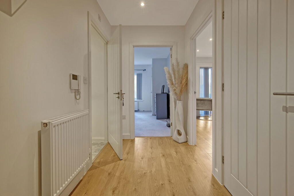 Additional property image - Goldington Crescent, Billericay, CM12