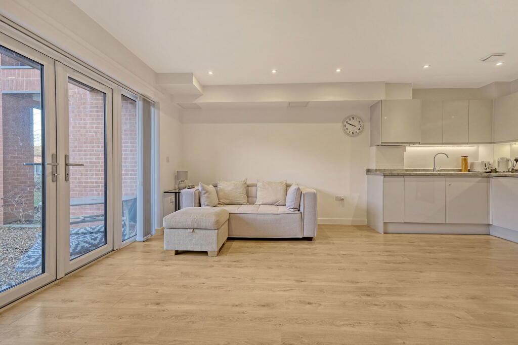 Additional property image - Goldington Crescent, Billericay, CM12