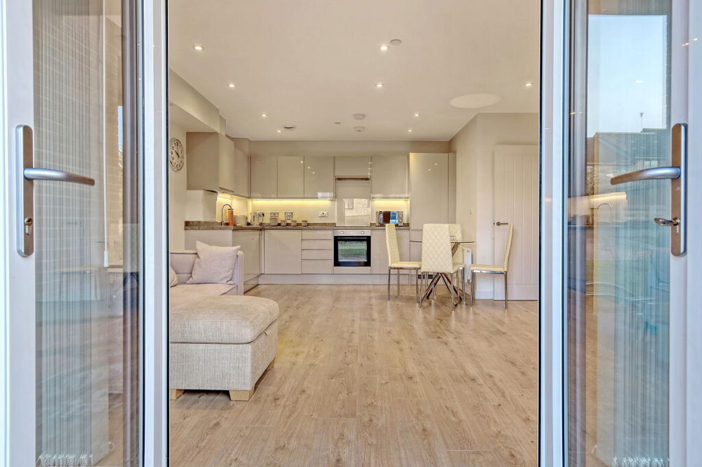 Additional property image - Goldington Crescent, Billericay, CM12