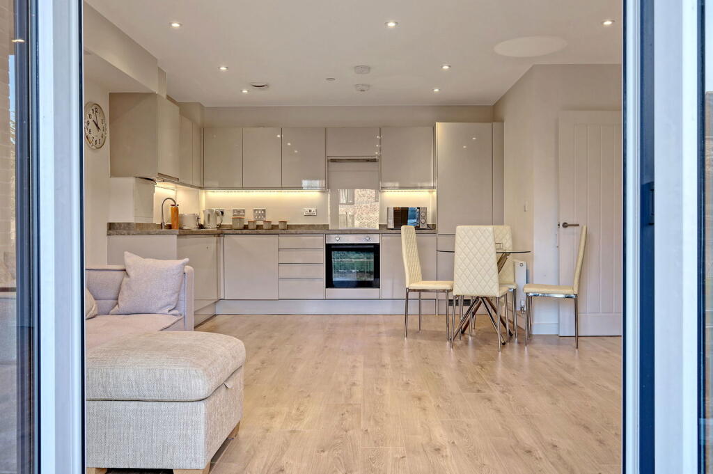 Additional property image - Goldington Crescent, Billericay, CM12