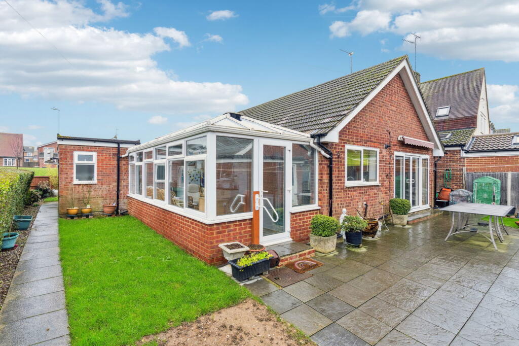 Main image of property: Seamons Close, Dunstable, LU6 3EQ