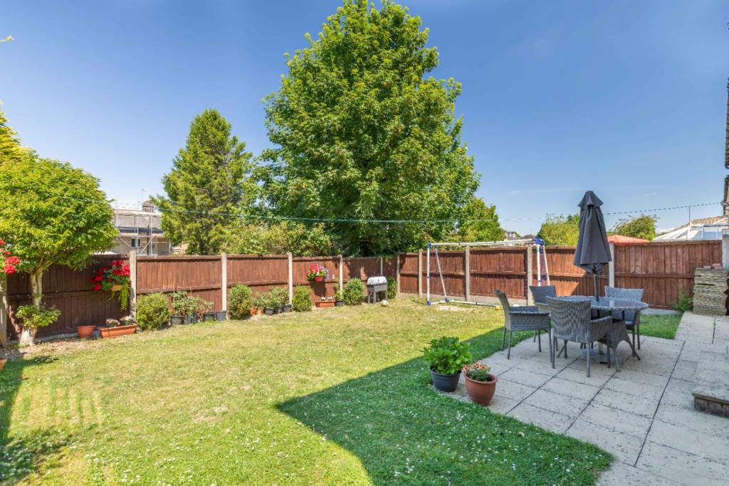 5 bedroom detached house for sale in St. Andrews Grove,Luton,LU3 1FE, LU3