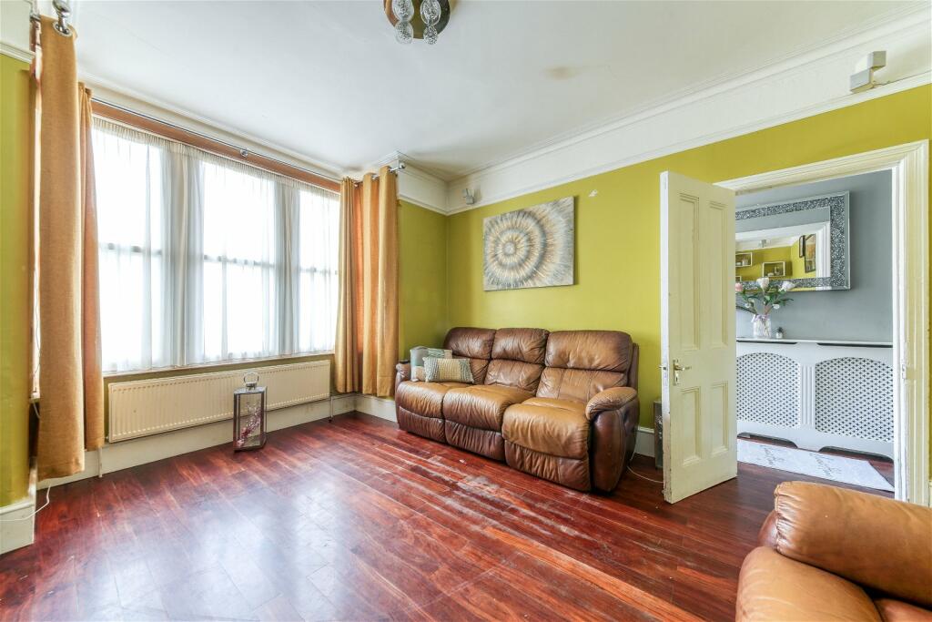 4 bedroom semidetached house for sale in Waddon Park Avenue, Croydon