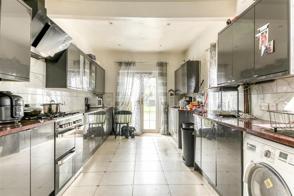 4 bedroom semidetached house for sale in Waddon Park Avenue, Croydon
