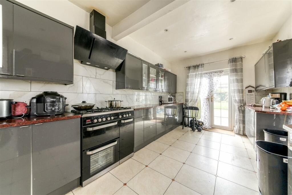 4 bedroom semidetached house for sale in Waddon Park Avenue, Croydon