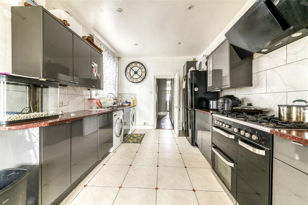 4 bedroom semidetached house for sale in Waddon Park Avenue, Croydon