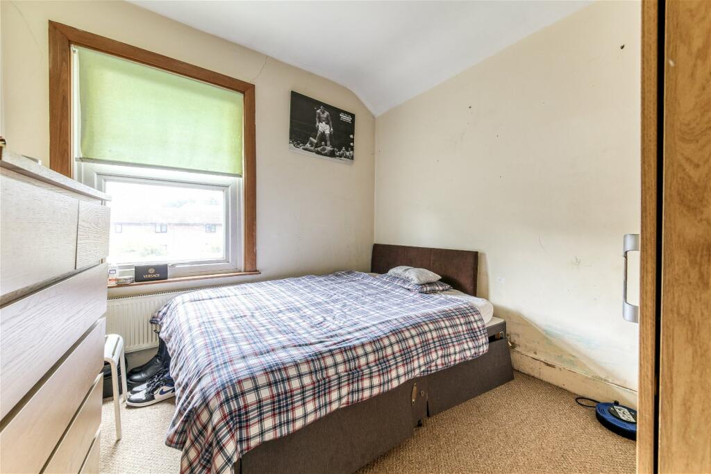 4 bedroom semidetached house for sale in Waddon Park Avenue, Croydon