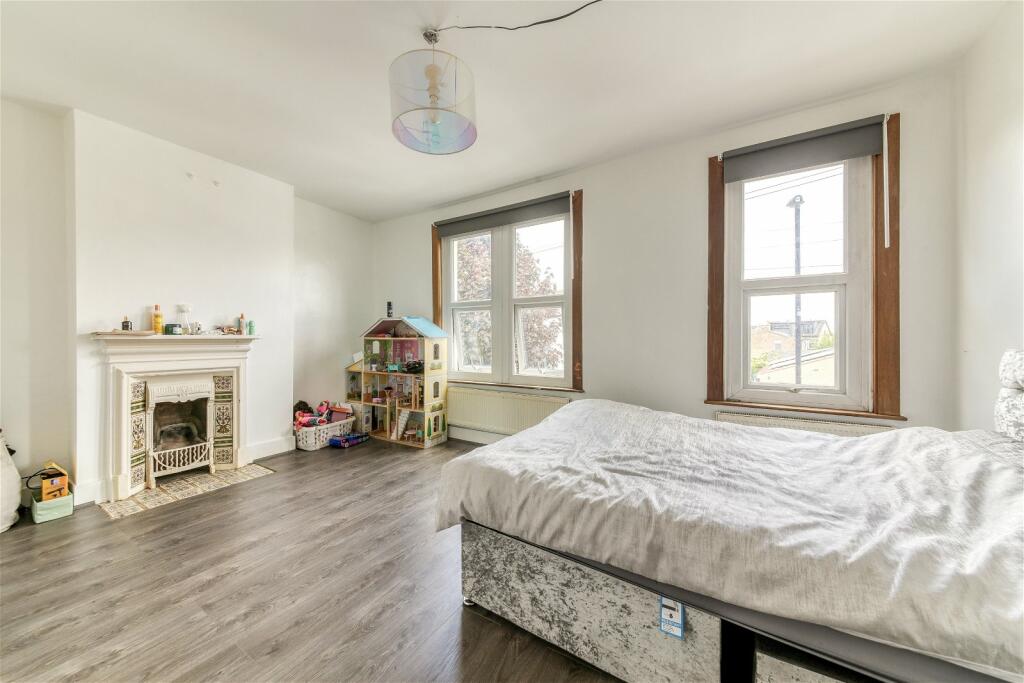 4 bedroom semidetached house for sale in Waddon Park Avenue, Croydon