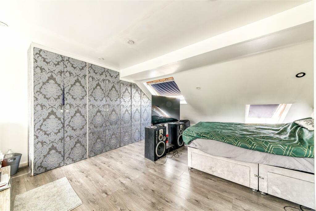 4 bedroom semidetached house for sale in Waddon Park Avenue, Croydon