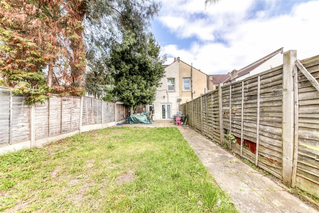 4 bedroom semidetached house for sale in Waddon Park Avenue, Croydon