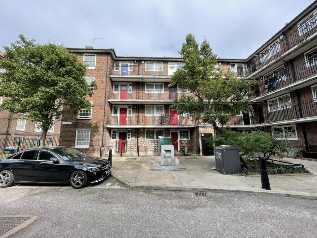 2 bedroom ground floor flat for sale in Bromley High Street, London, E3