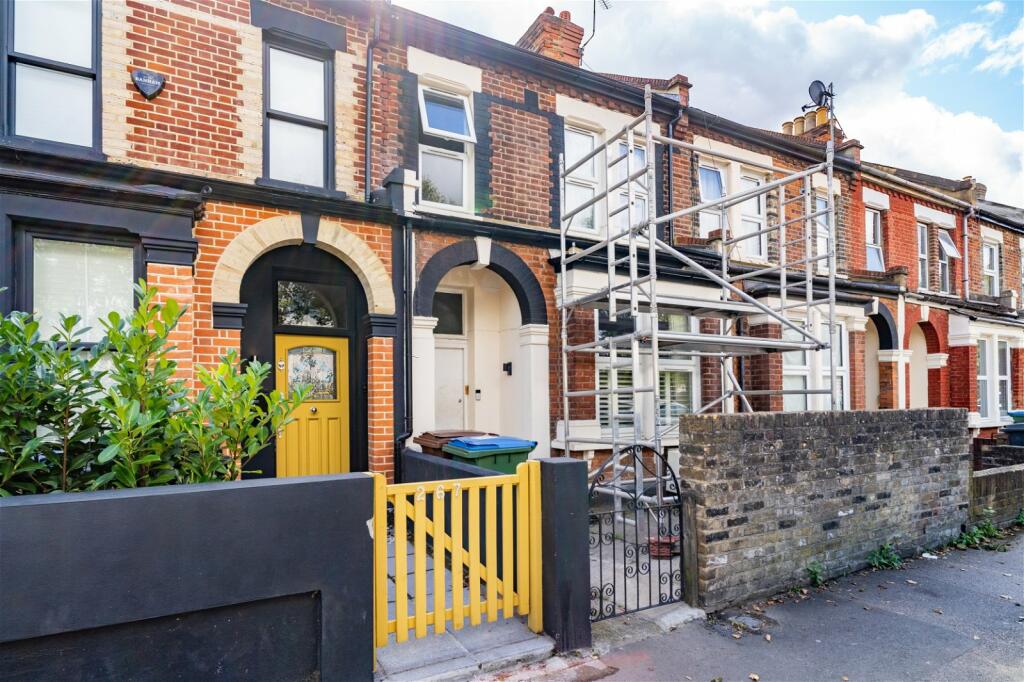 1 bedroom flat for sale in Cann Hall Road, London, E11 3NL, E11