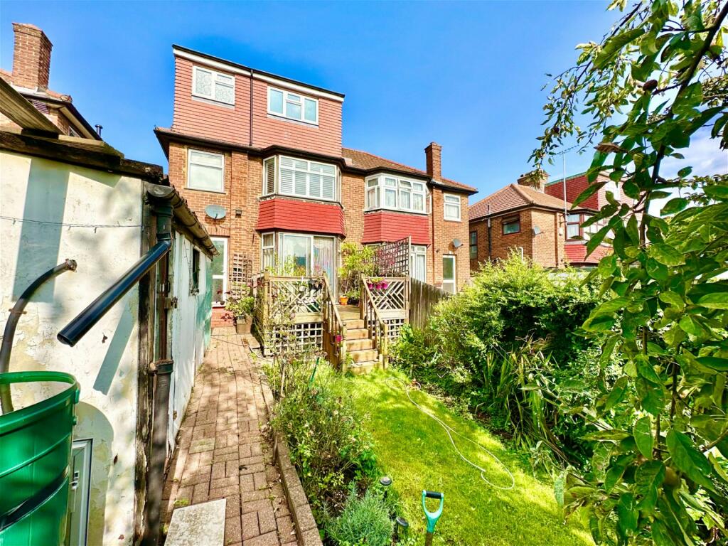 4 bedroom semidetached house for sale in Crummock Gardens, Kingsbury