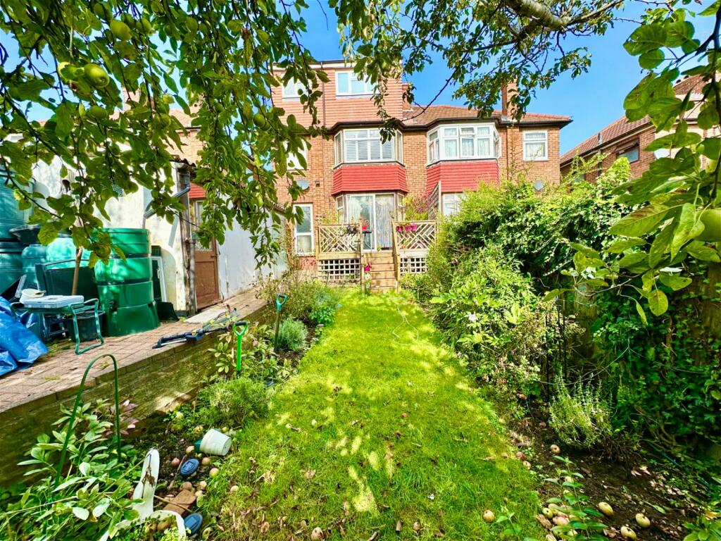 5 bedroom semidetached house for sale in Crummock Gardens, Kingsbury