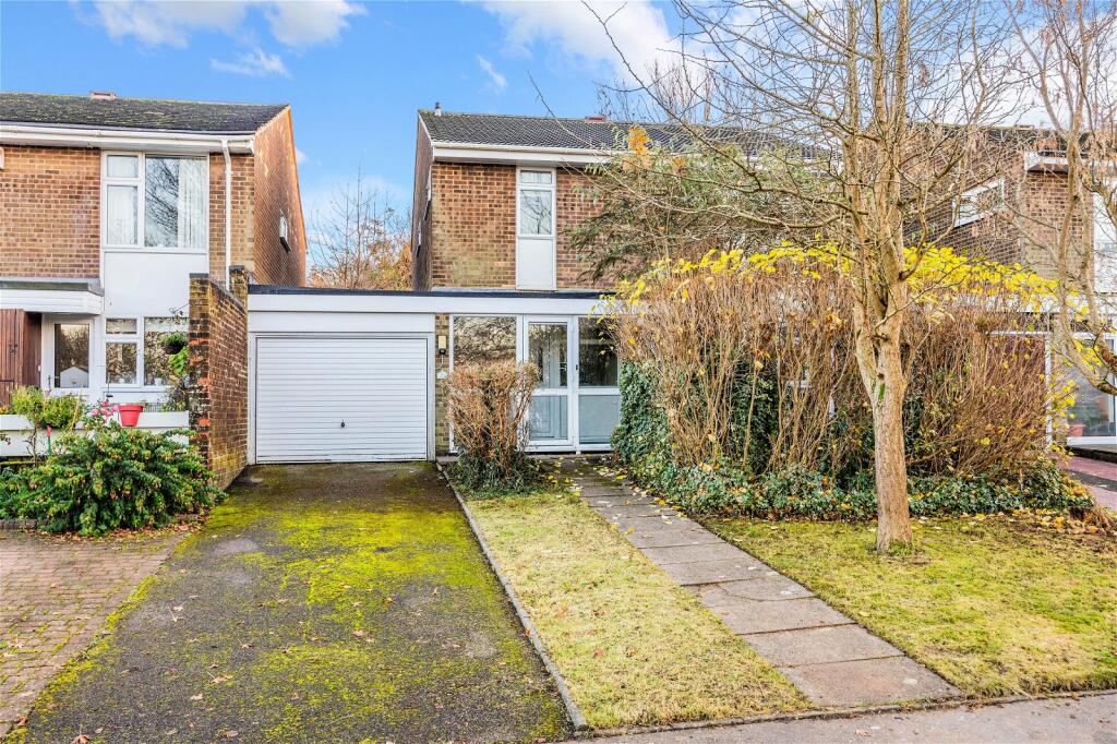 4 bedroom detached house for sale in Woodhatch Spinney, Coulsdon, CR5