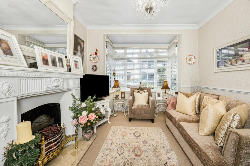 2 bedroom detached house for sale in Cranham Road, Hornchurch, RM11 2AD