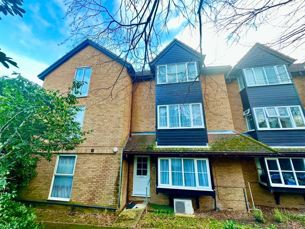 Studio flat for sale in Snowdon Drive, London, NW9 7RG, NW9