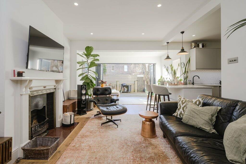 2 bedroom flat for sale in Delamere Road, Wimbledon, SW20