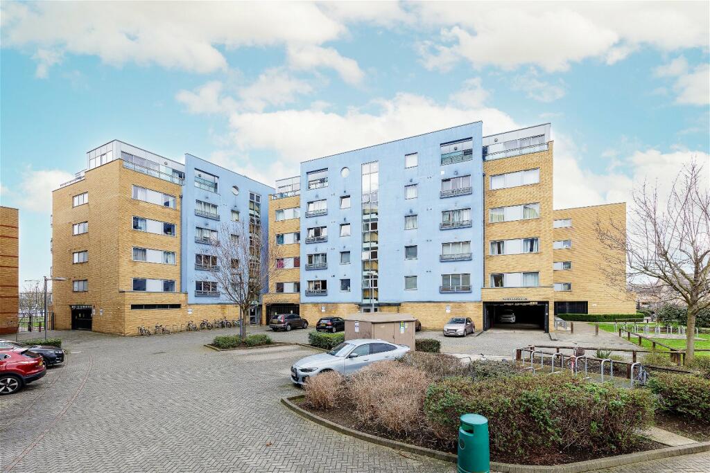 2 bedroom penthouse for sale in Miles Close, West Thamesmead, London
