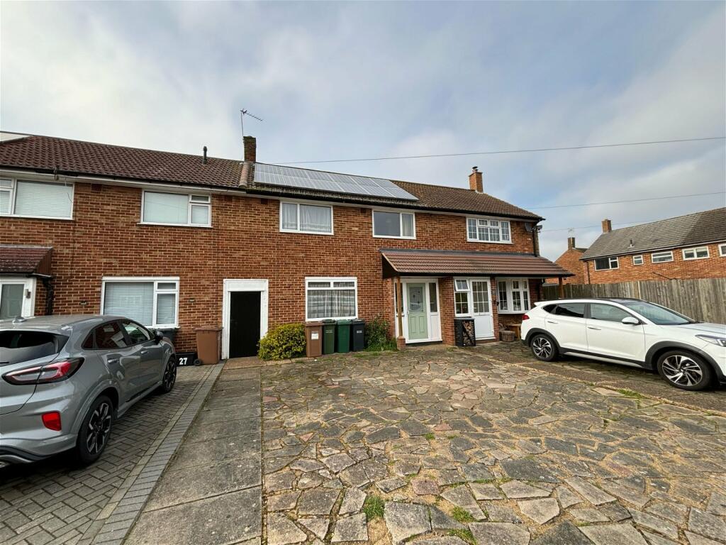 3 bedroom terraced house for sale in Hatch Gardens, Tadworth, KT20 5LE