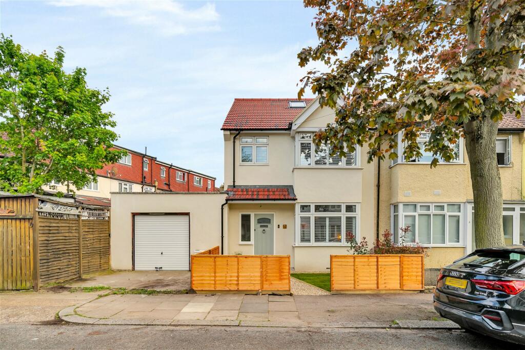 4 bedroom end of terrace house for sale in Carnforth Road, Streatham