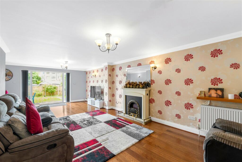 3 bedroom end of terrace house for sale in Banstead Road, Caterham, CR3