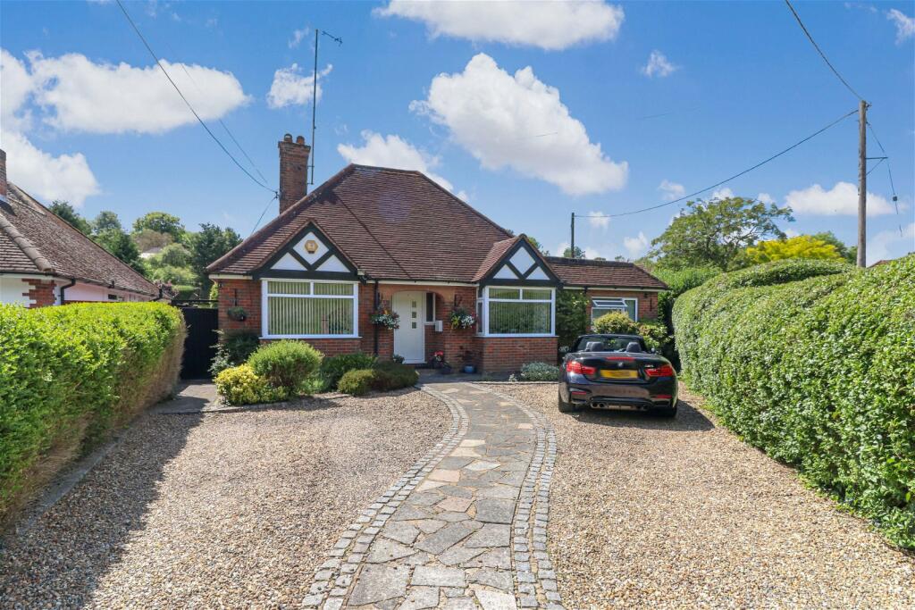 3 bedroom detached house for sale in Vale Road, Chesham, HP5