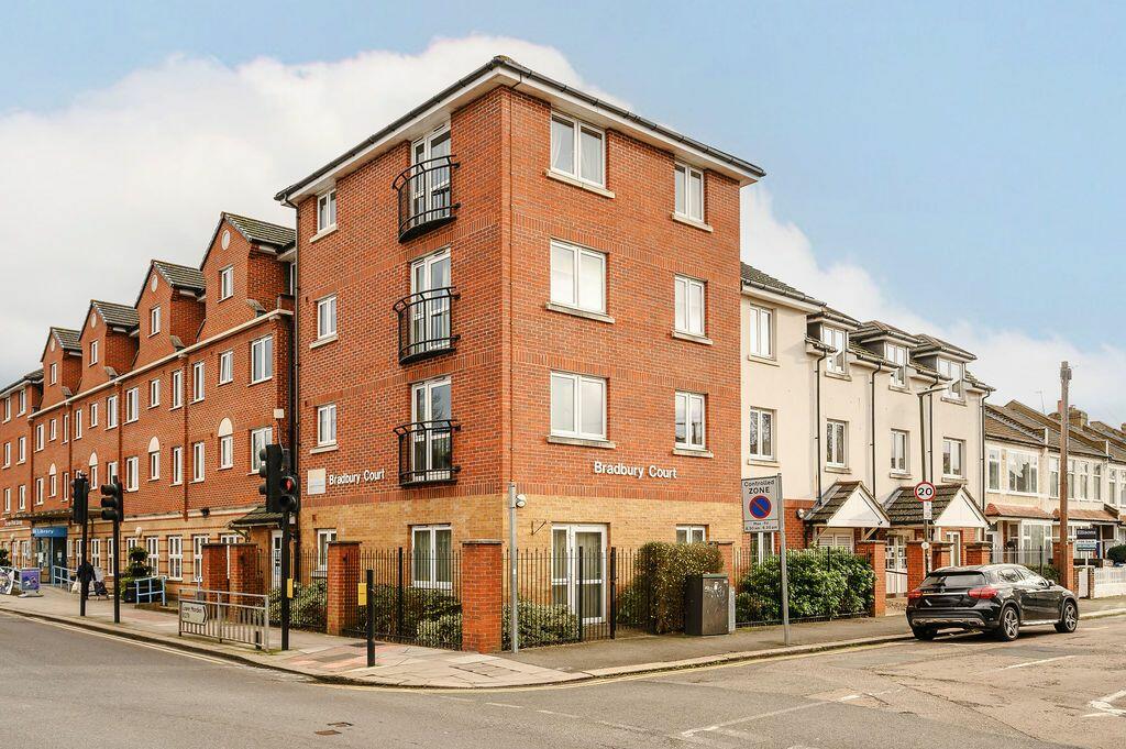 2 bedroom flat for sale in Clifton Park Avenue, Raynes Park, SW20