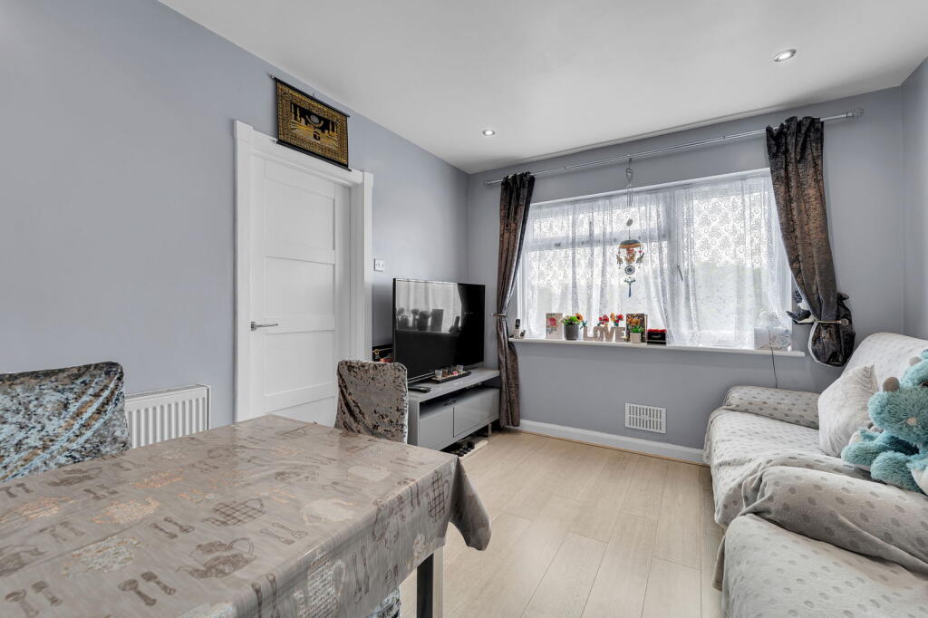 2 bedroom maisonette