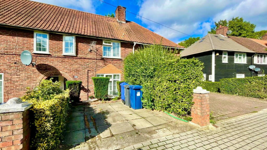 3 bedroom terraced house for sale in Fortescue Road, Edgware, HA8 0HW, HA8