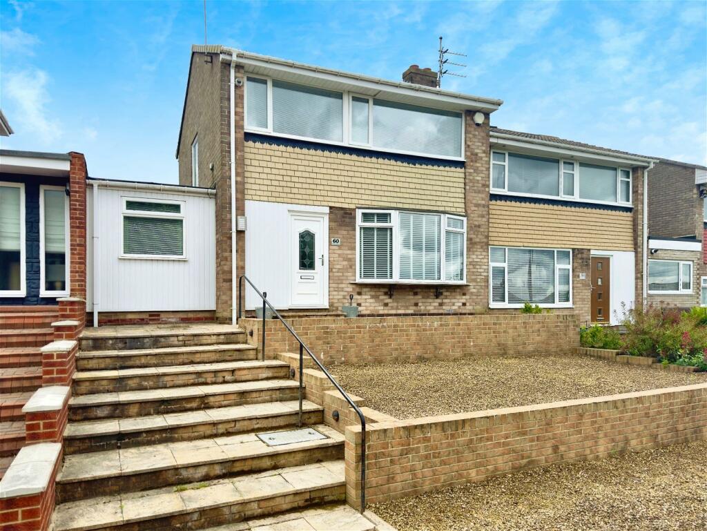 3 bedroom semidetached house for sale in Hillhead Parkway, Newcastle