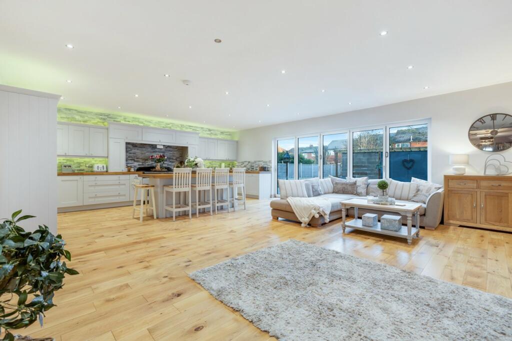 4 bedroom detached house for sale in Fleetwood Road, Fleetwood, FY7 8BD