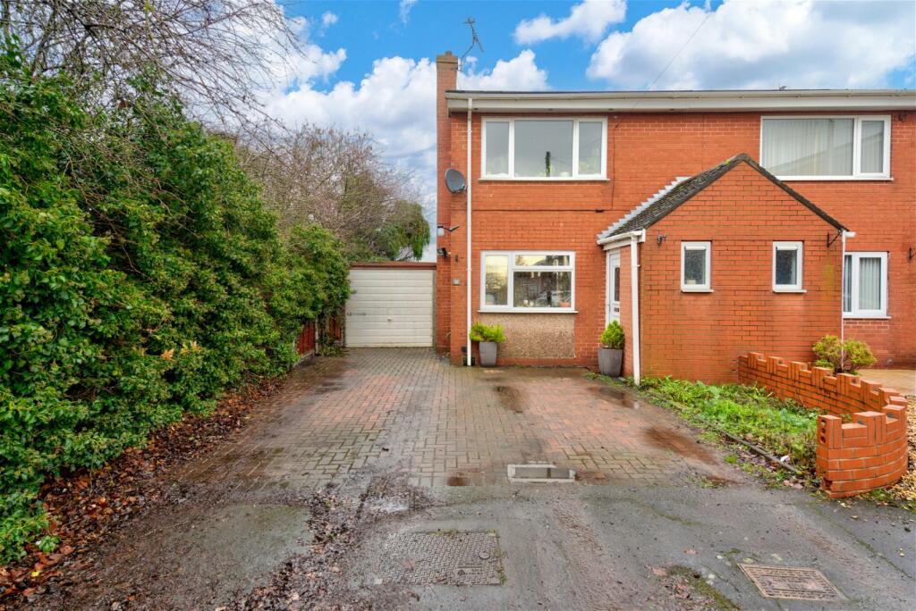 2 bedroom semidetached house for sale in Harwoods Close, Rossett