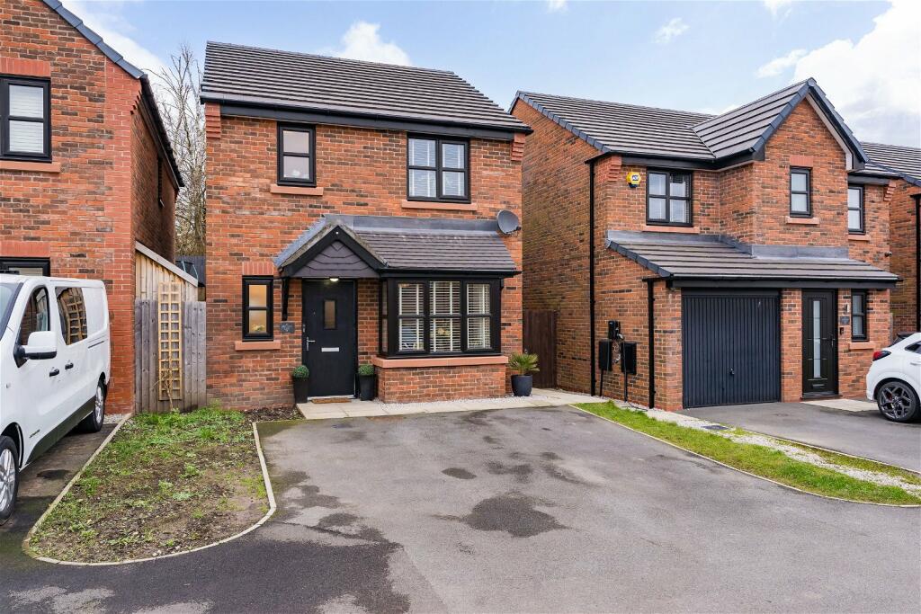 3 bedroom detached house for sale in Bee Fold Lane, Atherton