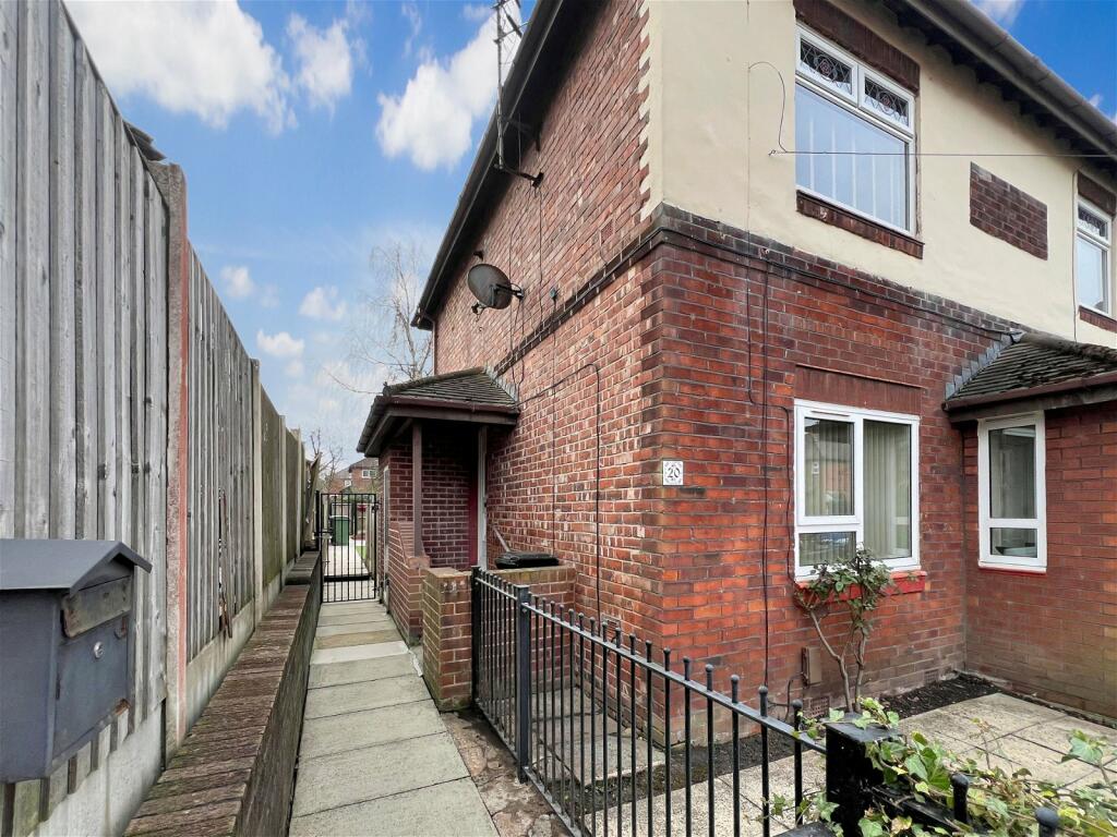 2 bedroom flat for sale in Brunton Road, Reddish, SK5