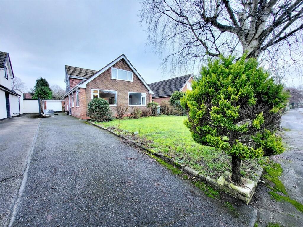 4 bedroom detached bungalow for sale in Pavement Lane, Mobberley