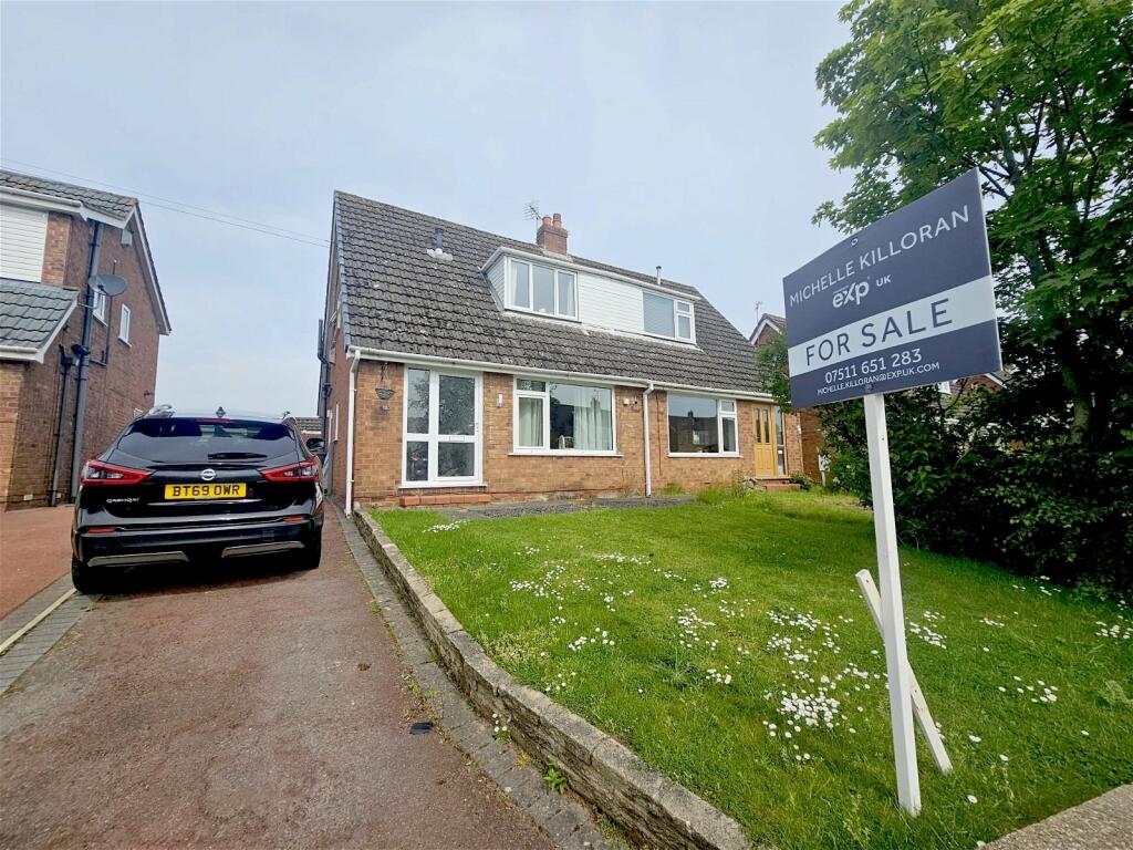 2 bedroom semidetached house for sale in Large garden, Darnhall