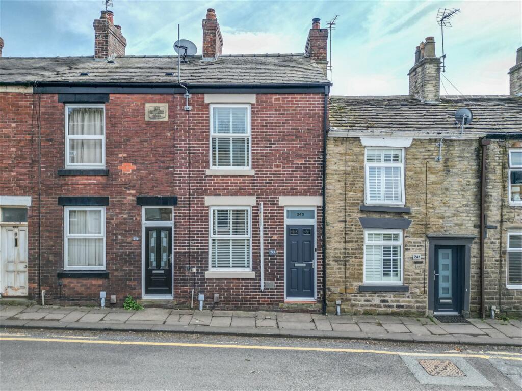2 bedroom terraced house for sale in Hurdsfield Road, Macclesfield, SK10