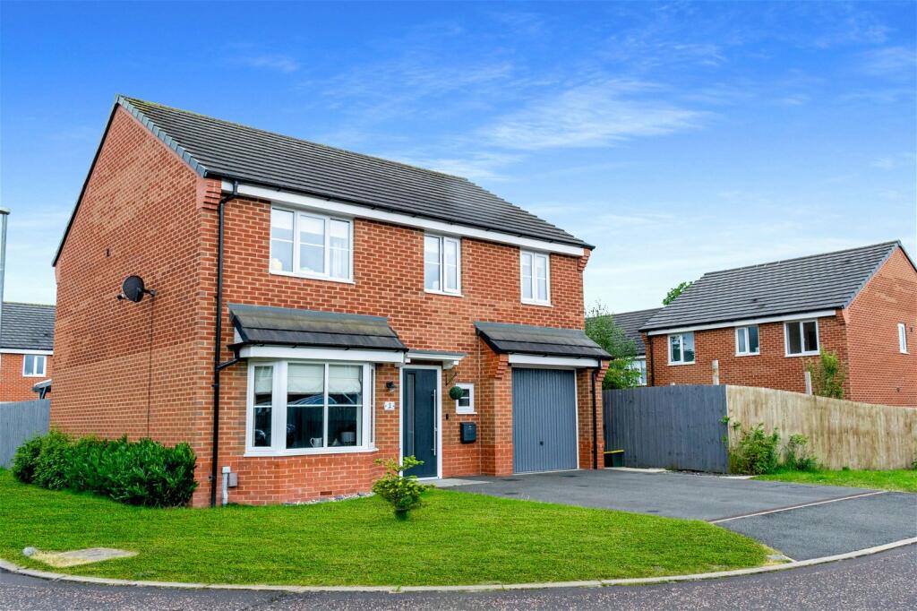 4 bedroom detached house for sale in Llama Close, Leyland, PR25 3NT, PR25